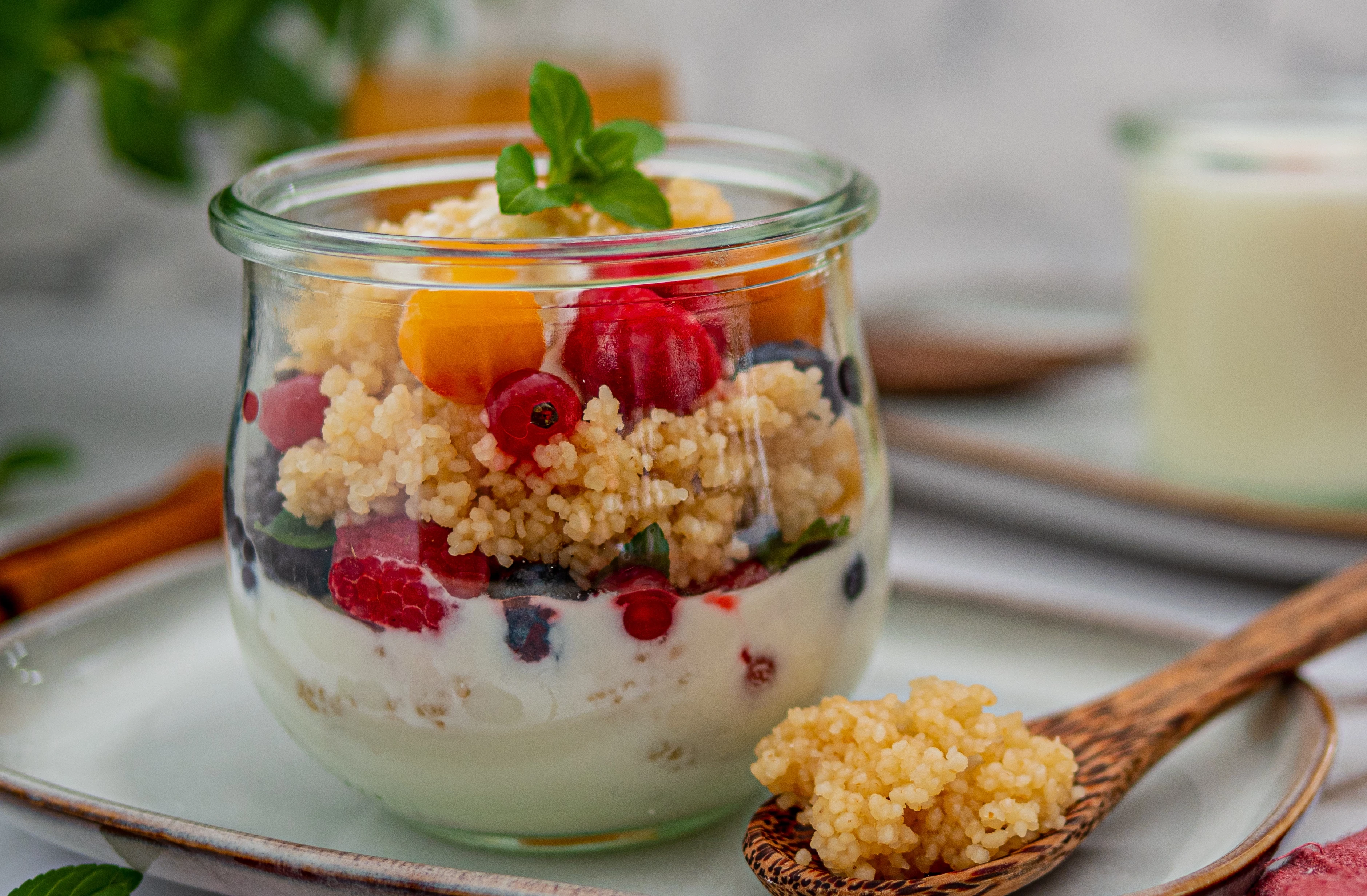 Dinkelcous mit Beeren und Ahornsirup