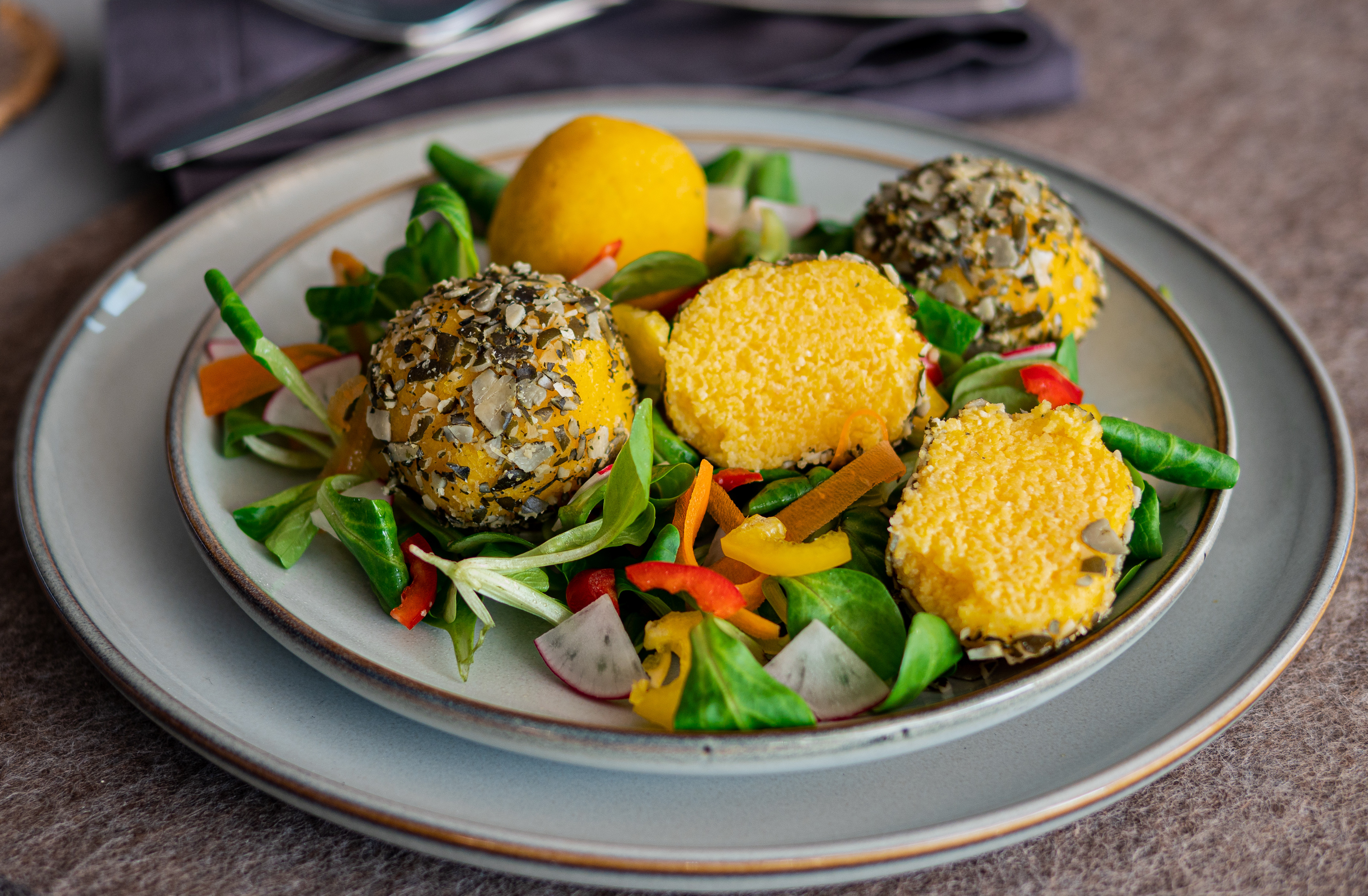 Polentaknödel im Kürbis­mantel