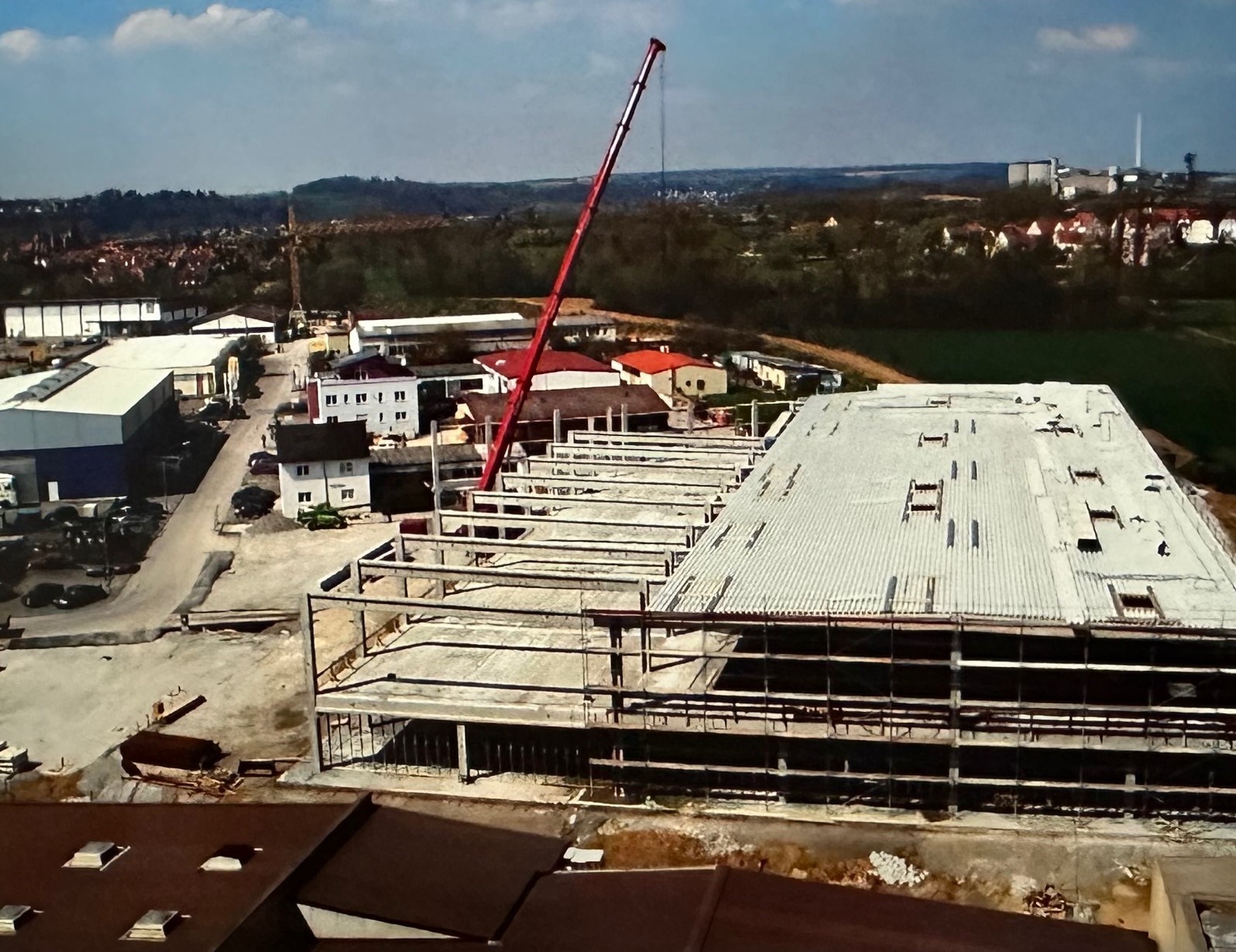 Baustelle mit Kran für Hallenneubau
