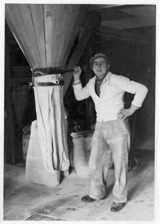 Wilhelm Frießinger steht in der Mühle